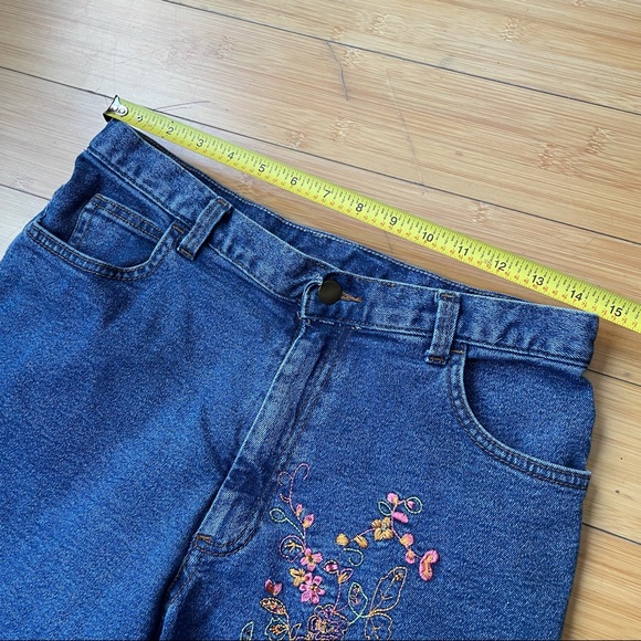 Vintage Embroidered Mom Yoke Shorts - Picture 4 of 8